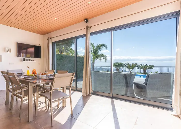 Palm Paradise By Ah カマラ・デ・ロボス